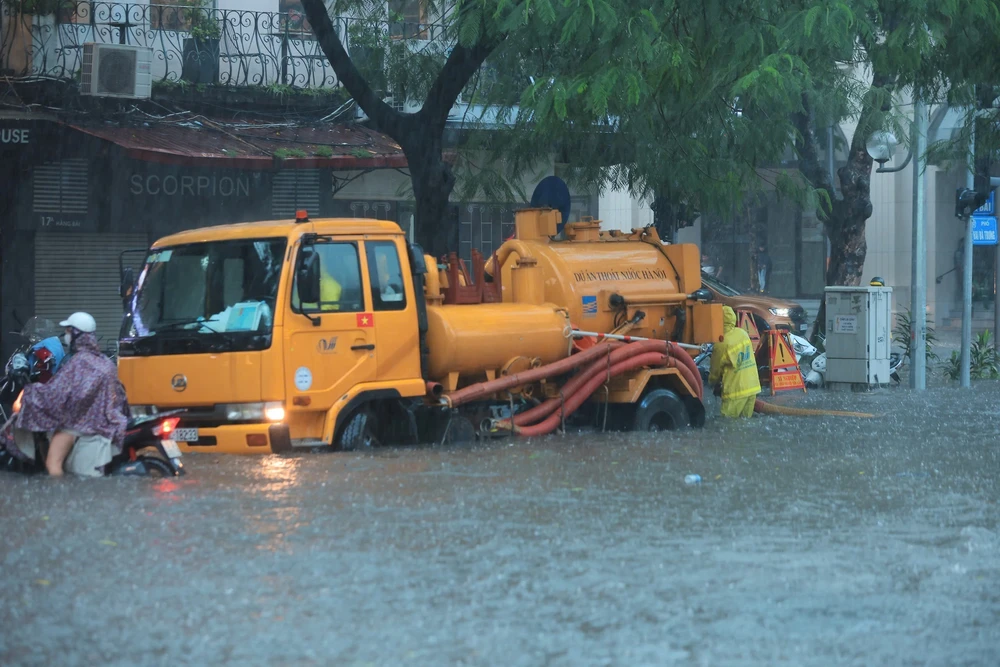 Mưa lớn dồn dập kéo dài tiếp tục nhấn chìm nhiều tuyến phố ở Hà Nội - Ảnh 2.