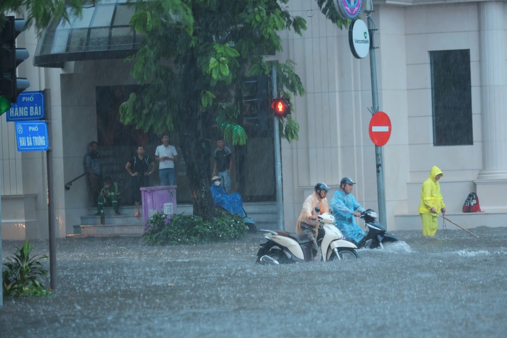 Mưa lớn dồn dập kéo dài tiếp tục nhấn chìm nhiều tuyến phố ở Hà Nội - Ảnh 4.