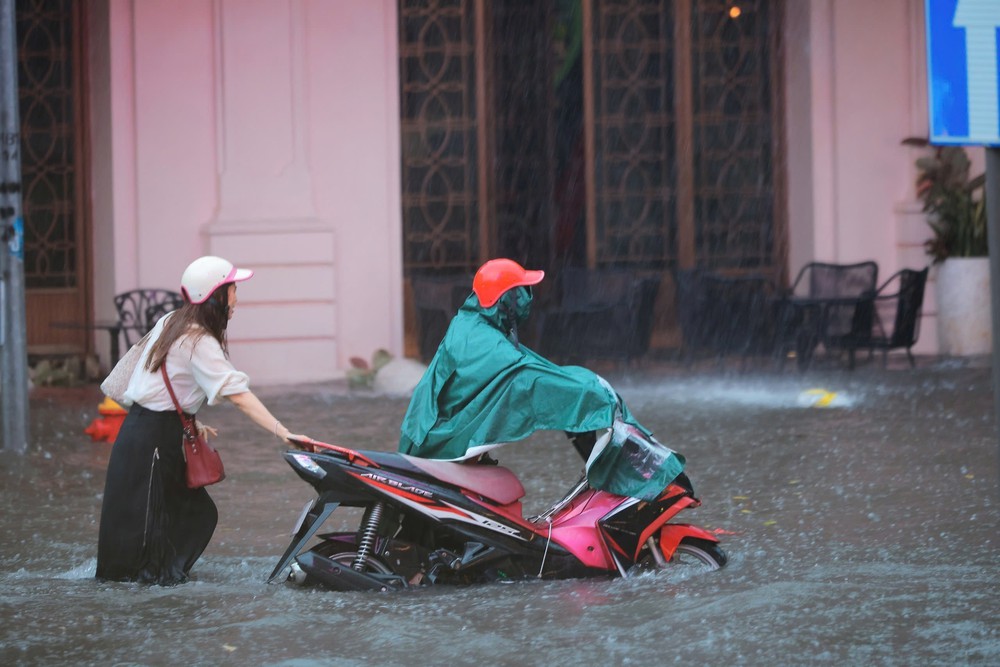 Mưa lớn dồn dập kéo dài tiếp tục nhấn chìm nhiều tuyến phố ở Hà Nội - Ảnh 3.