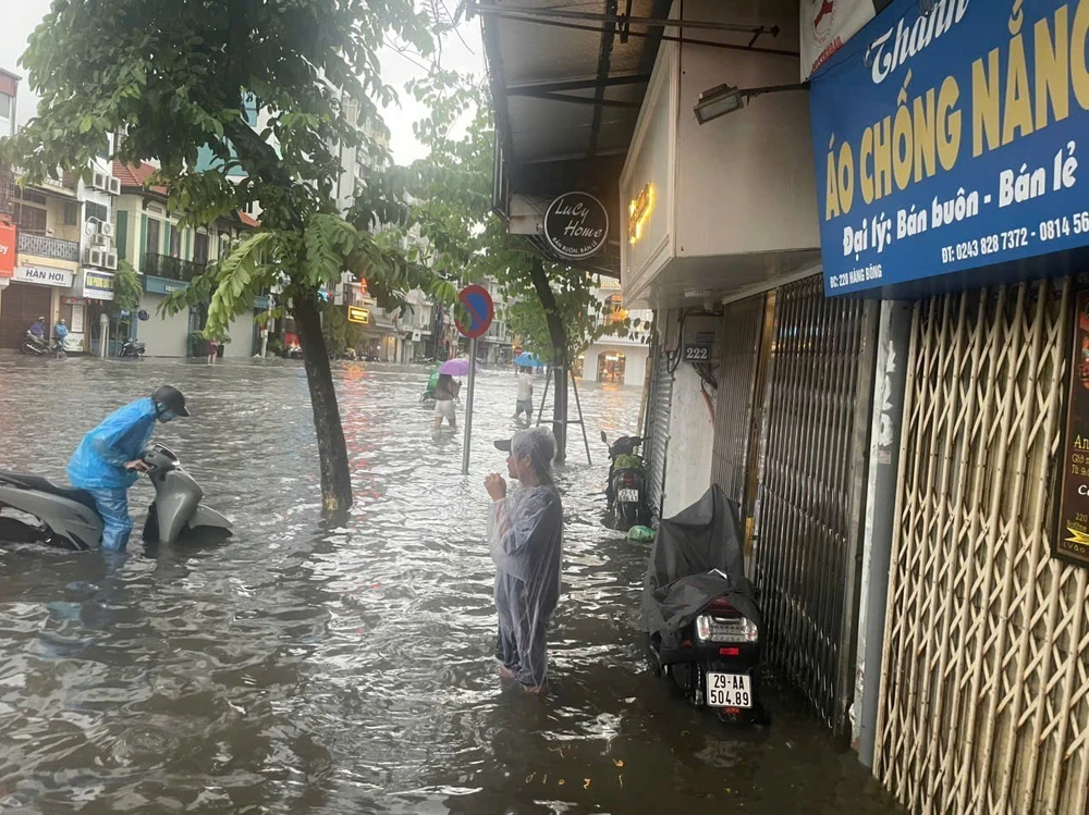 Mưa lớn dồn dập kéo dài tiếp tục nhấn chìm nhiều tuyến phố ở Hà Nội - Ảnh 17.