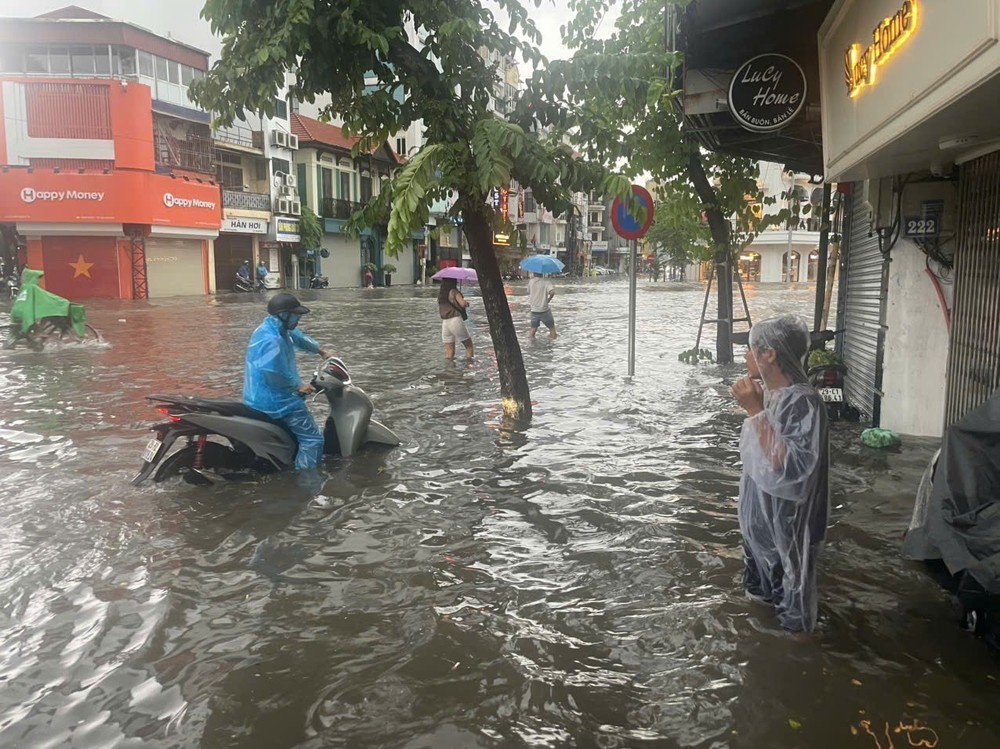 Mưa lớn dồn dập kéo dài tiếp tục nhấn chìm nhiều tuyến phố ở Hà Nội - Ảnh 16.