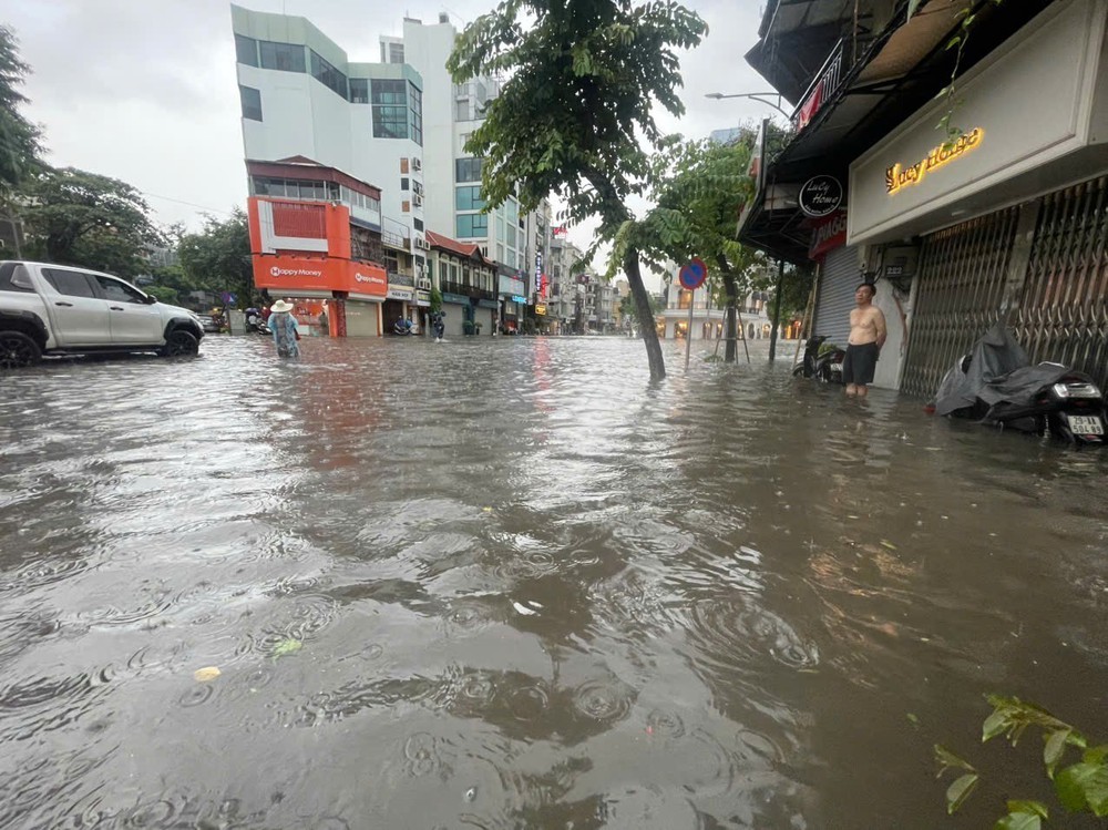 Mưa lớn dồn dập kéo dài tiếp tục nhấn chìm nhiều tuyến phố ở Hà Nội - Ảnh 18.