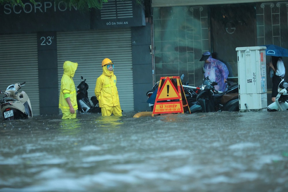 Mưa lớn dồn dập kéo dài tiếp tục nhấn chìm nhiều tuyến phố ở Hà Nội - Ảnh 10.