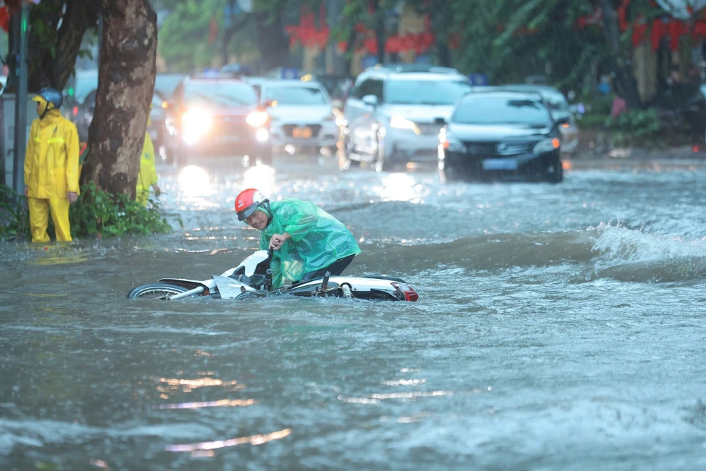 Mưa lớn dồn dập kéo dài tiếp tục nhấn chìm nhiều tuyến phố ở Hà Nội - Ảnh 7.