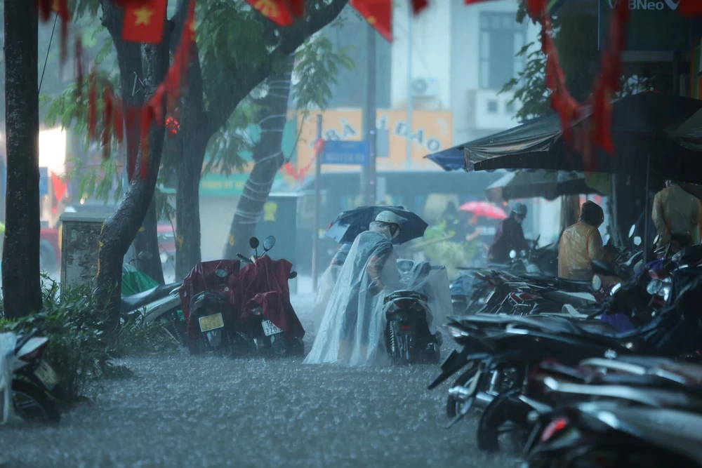 Mưa lớn dồn dập kéo dài tiếp tục nhấn chìm nhiều tuyến phố ở Hà Nội - Ảnh 19.