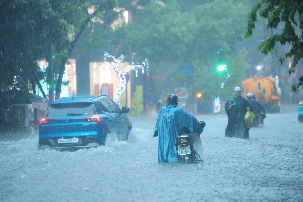 Mưa lớn dồn dập kéo dài tiếp tục nhấn chìm nhiều tuyến phố ở Hà Nội - Ảnh 22.