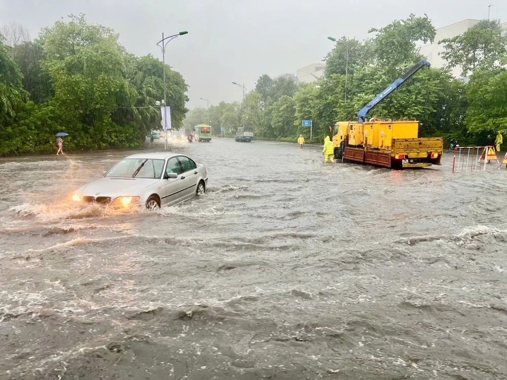 Mưa lớn dồn dập kéo dài tiếp tục nhấn chìm nhiều tuyến phố ở Hà Nội - Ảnh 24.