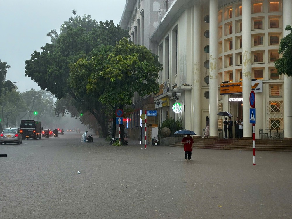 Mưa lớn dồn dập kéo dài tiếp tục nhấn chìm nhiều tuyến phố ở Hà Nội - Ảnh 25.
