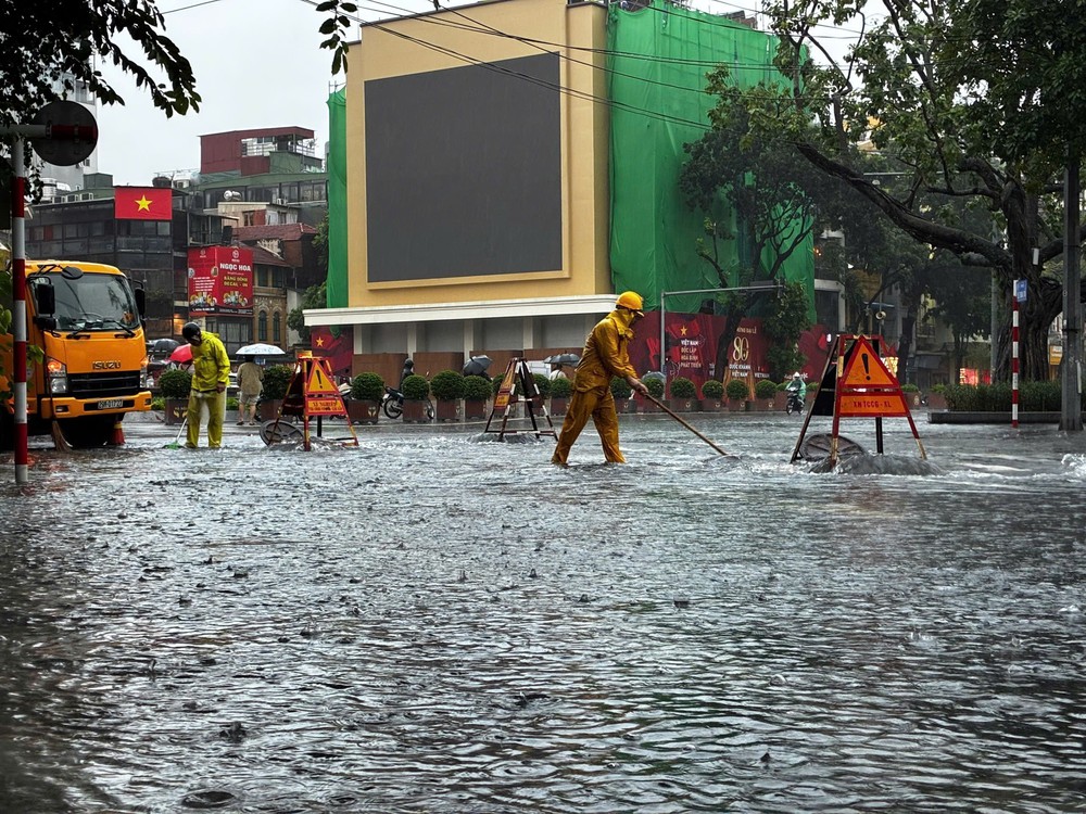 Mưa lớn dồn dập kéo dài tiếp tục nhấn chìm nhiều tuyến phố ở Hà Nội - Ảnh 26.