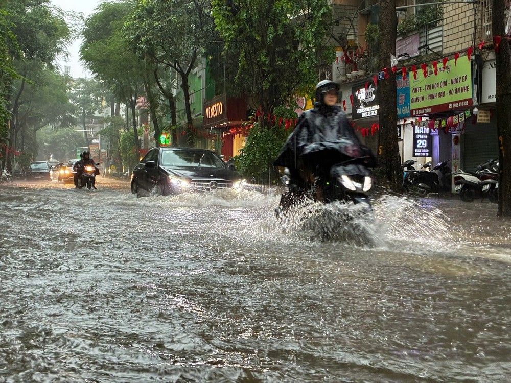 Mưa lớn dồn dập kéo dài tiếp tục nhấn chìm nhiều tuyến phố ở Hà Nội - Ảnh 31.