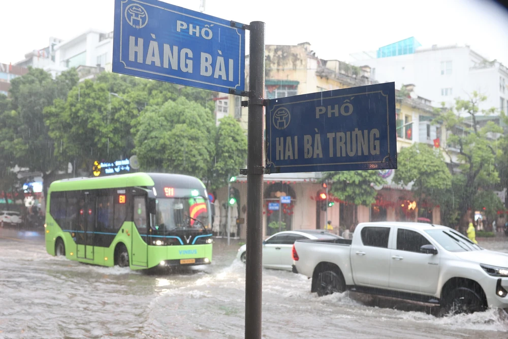 Giao thông Hà Nội tê liệt do mưa dông, nhiều tuyến phố chìm trong biển nước  - Ảnh 1.