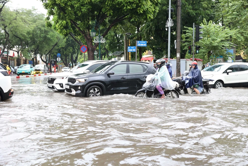 Giao thông Hà Nội tê liệt do mưa dông, nhiều tuyến phố chìm trong biển nước  - Ảnh 2.