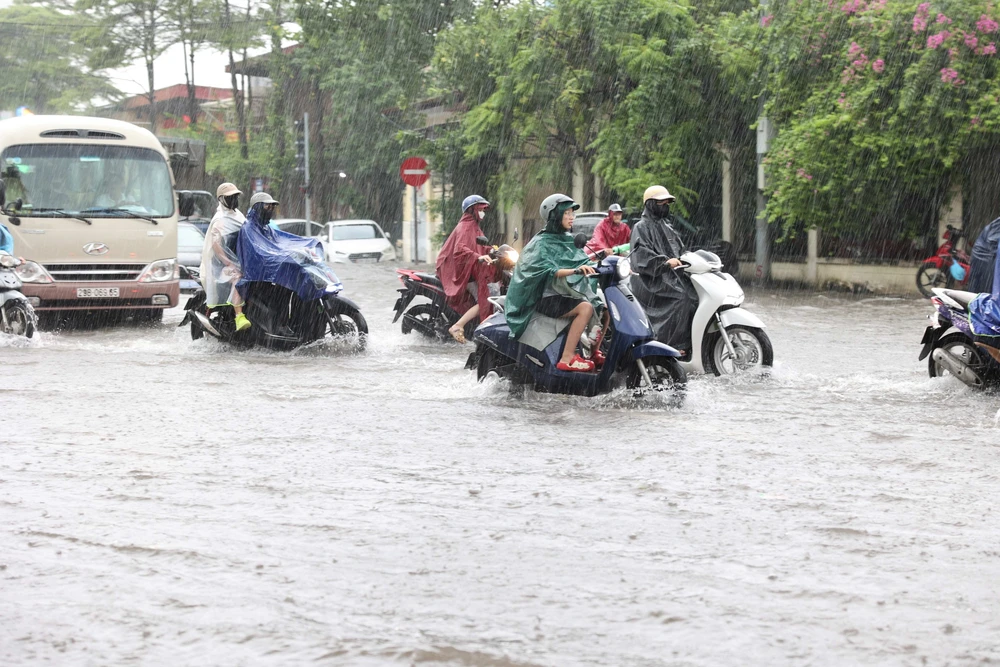 Giao thông Hà Nội tê liệt do mưa dông, nhiều tuyến phố chìm trong biển nước  - Ảnh 3.