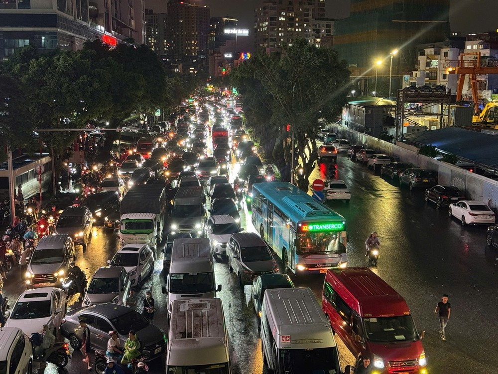 Sau ngập úng, người dân Thủ đô chật vật về nhà trong cảnh ùn tắc giao thông - Ảnh 7.