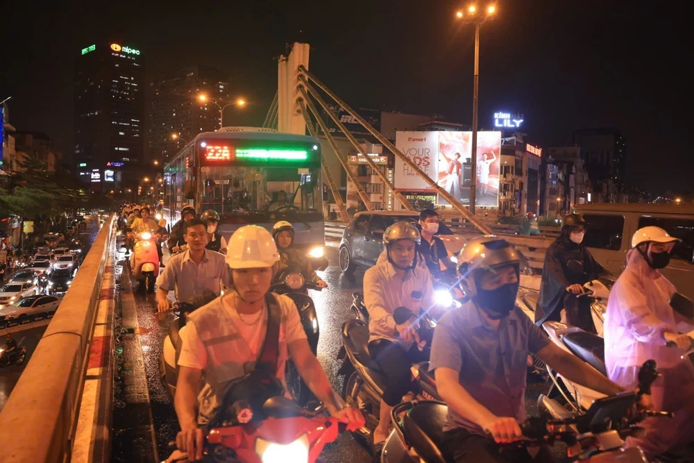 Sau ngập úng, người dân Thủ đô chật vật về nhà trong cảnh ùn tắc giao thông - Ảnh 5.
