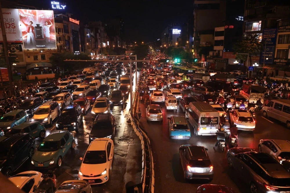 Sau ngập úng, người dân Thủ đô chật vật về nhà trong cảnh ùn tắc giao thông - Ảnh 6.