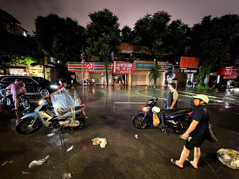 Sau ngập úng, người dân Thủ đô chật vật về nhà trong cảnh ùn tắc giao thông - Ảnh 11.