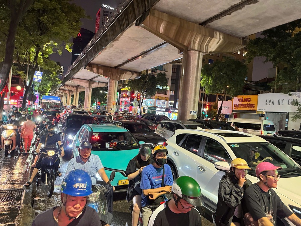 Sau ngập úng, người dân Thủ đô chật vật về nhà trong cảnh ùn tắc giao thông - Ảnh 10.