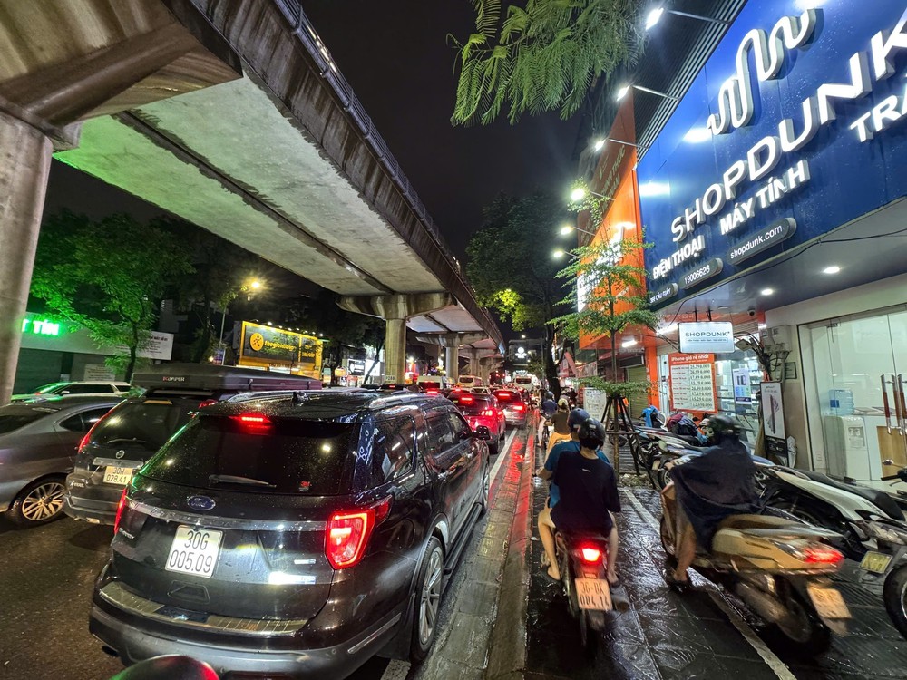 Sau ngập úng, người dân Thủ đô chật vật về nhà trong cảnh ùn tắc giao thông - Ảnh 8.