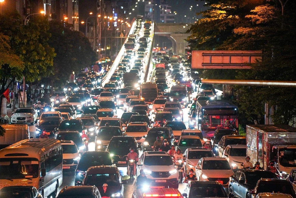 Sau ngập úng, người dân Thủ đô chật vật về nhà trong cảnh ùn tắc giao thông - Ảnh 3.