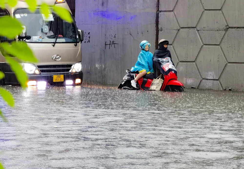 Giao thông Hà Nội tê liệt vì ảnh hưởng bão số 10, nhiều tuyến phố chìm trong biển nước  - Ảnh 2.