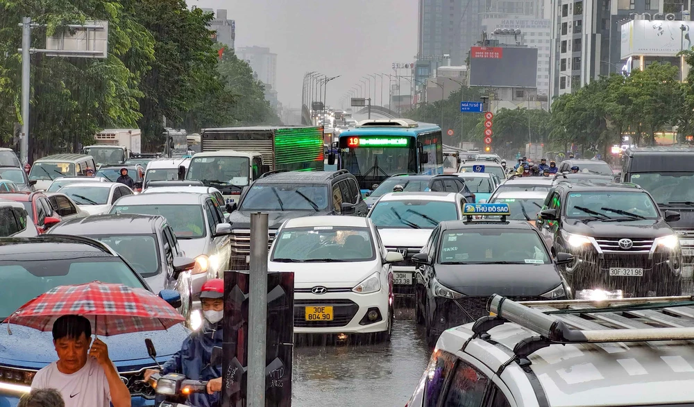 Giao thông Hà Nội tê liệt vì ảnh hưởng bão số 10, nhiều tuyến phố chìm trong biển nước  - Ảnh 1.