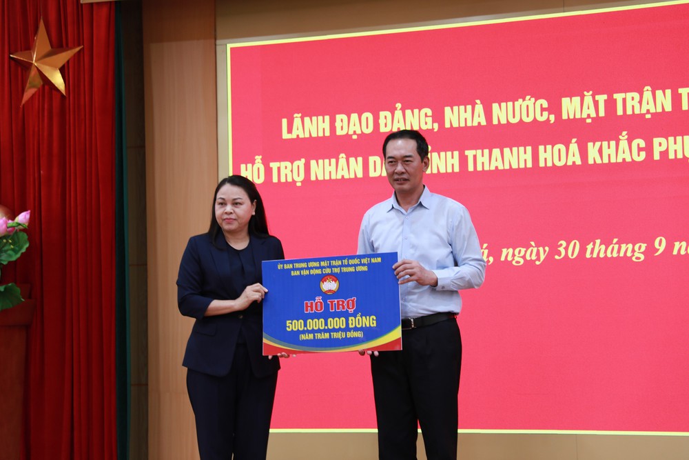 Đồng chí Trần Cẩm Tú thăm, động viên, hỗ trợ nhân dân tỉnh Thanh Hóa bị thiệt hại do cơn bão số 10 - Ảnh 5.