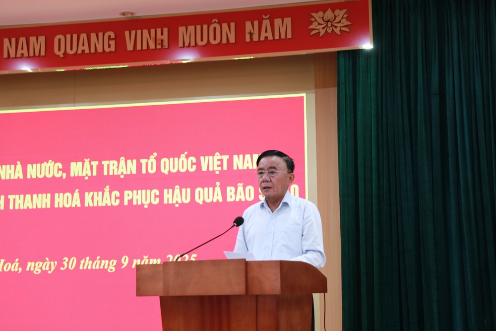 Đồng chí Trần Cẩm Tú thăm, động viên, hỗ trợ nhân dân tỉnh Thanh Hóa bị thiệt hại do cơn bão số 10 - Ảnh 1.