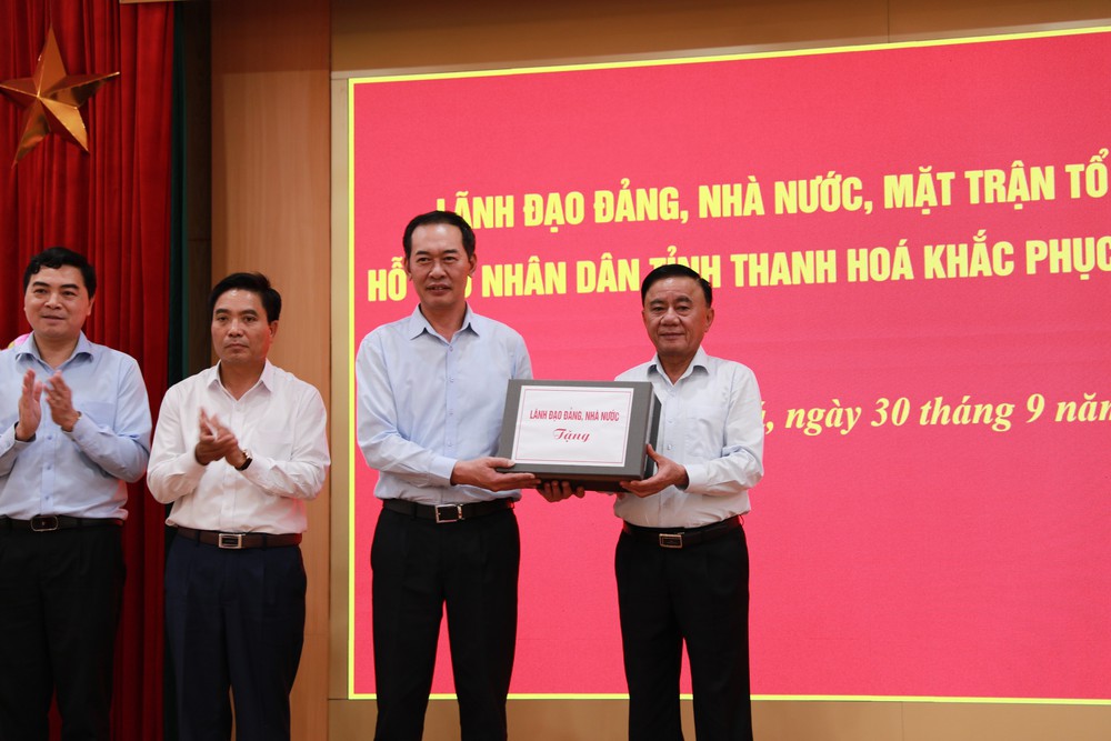 Đồng chí Trần Cẩm Tú thăm, động viên, hỗ trợ nhân dân tỉnh Thanh Hóa bị thiệt hại do cơn bão số 10 - Ảnh 2.