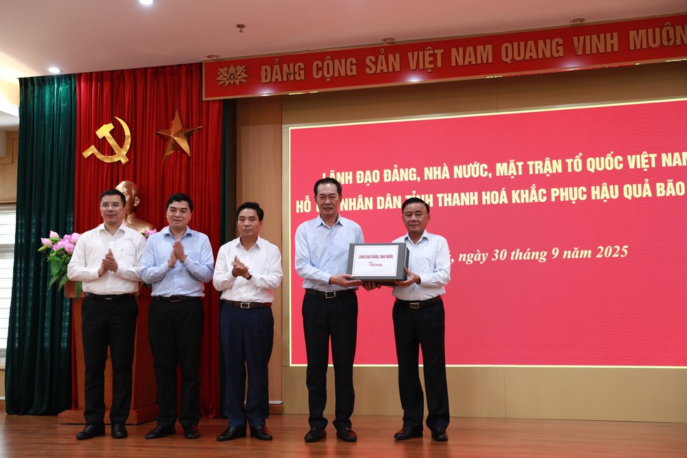 Đồng chí Trần Cẩm Tú thăm, động viên, hỗ trợ nhân dân tỉnh Thanh Hóa bị thiệt hại do cơn bão số 10 - Ảnh 3.