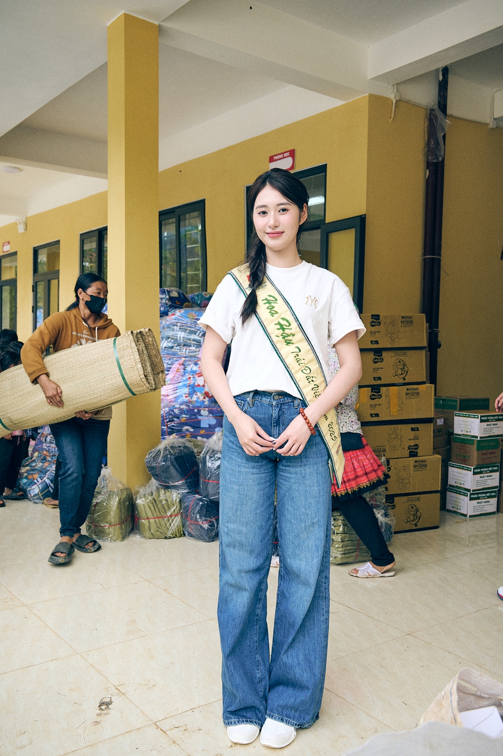 Hoa hậu Trâm Anh hết mình trong hoạt động thiện nguyện - Ảnh 1.