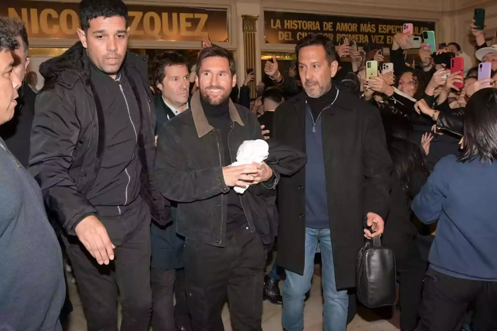 Messi gây xúc động khi hoàn thành lời hứa với người bạn thân tại quê nhà Argentina - Ảnh 2.