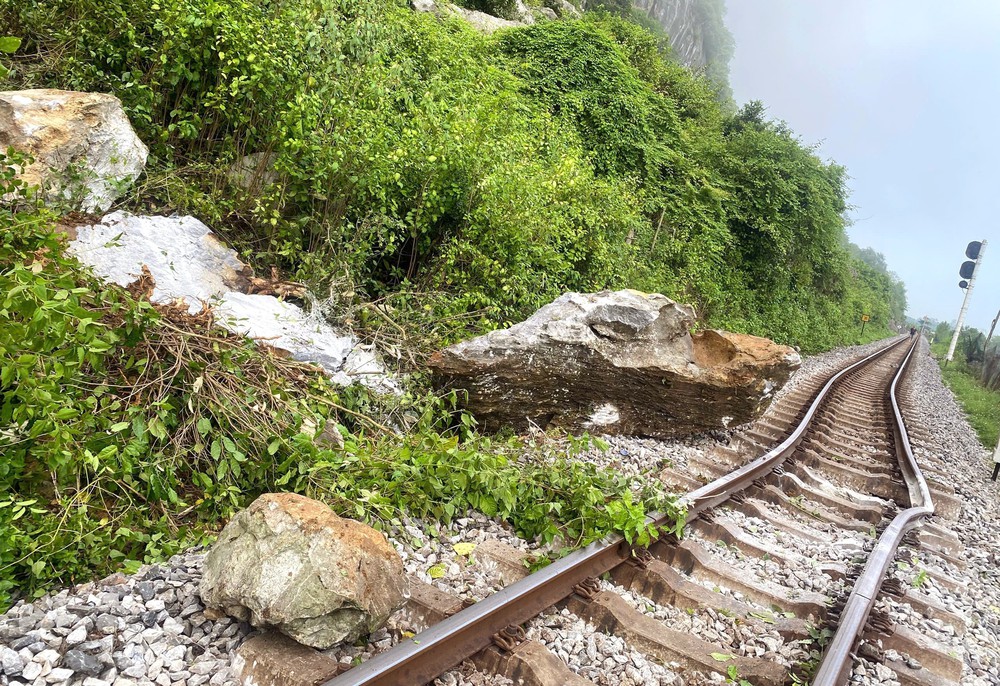  Đá lăn gây ách tắc đường sắt Bắc - Nam qua Quảng Trị - Ảnh 1.