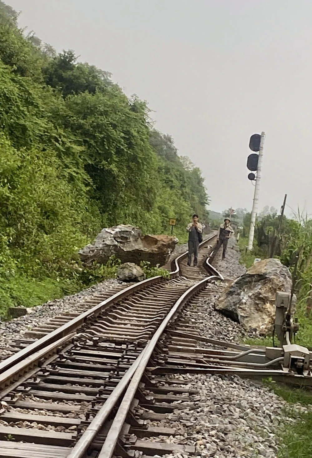  Đá lăn gây ách tắc đường sắt Bắc - Nam qua Quảng Trị - Ảnh 3.