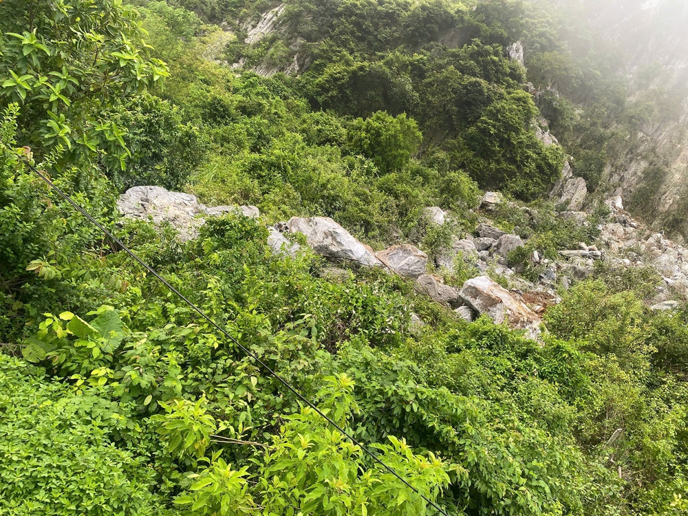  Đá lăn gây ách tắc đường sắt Bắc - Nam qua Quảng Trị - Ảnh 5.