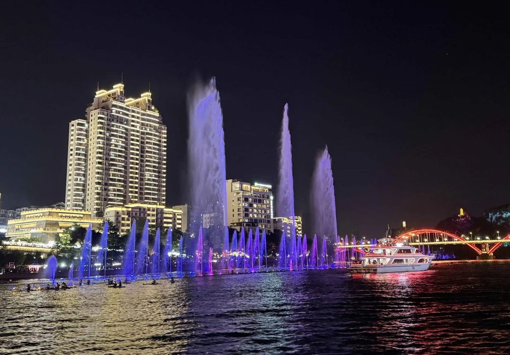Khám phá sông Liễu Giang (Trung Quốc) về đêm - Ảnh 1. Khám phá sông Liễu Giang (Trung Quốc) về đêm - Ảnh 1.