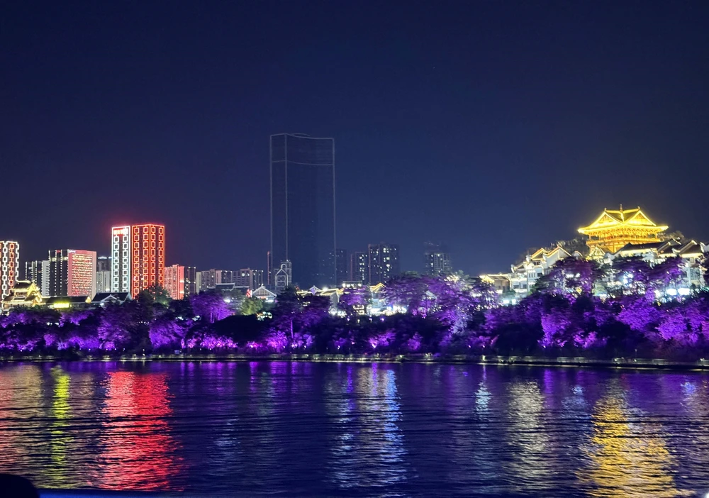 Khám phá sông Liễu Giang (Trung Quốc) về đêm - Ảnh 6. Khám phá sông Liễu Giang (Trung Quốc) về đêm - Ảnh 6.