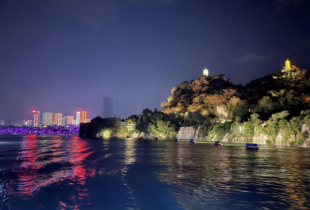 Khám phá sông Liễu Giang (Trung Quốc) về đêm - Ảnh 4. Khám phá sông Liễu Giang (Trung Quốc) về đêm - Ảnh 4.