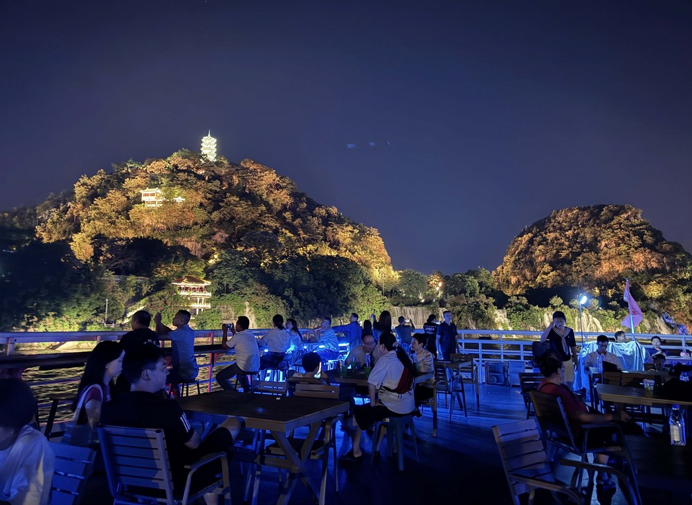 Khám phá sông Liễu Giang (Trung Quốc) về đêm - Ảnh 7. Khám phá sông Liễu Giang (Trung Quốc) về đêm - Ảnh 7.