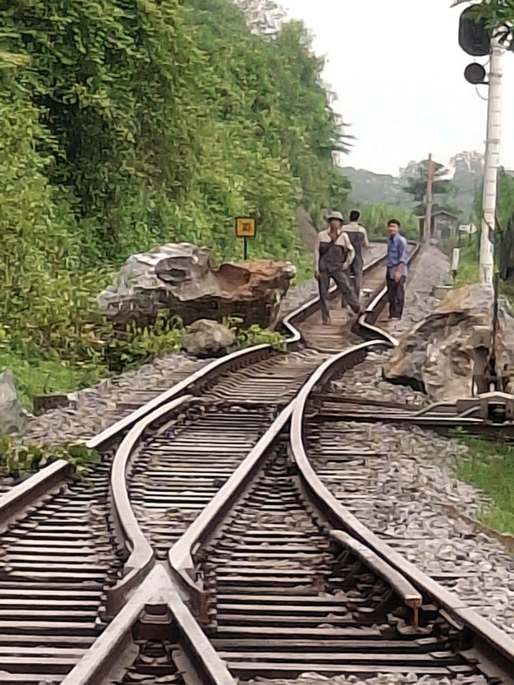 Thông tuyến đường sắt Bắc – Nam qua Quảng Trị - Ảnh 1.
