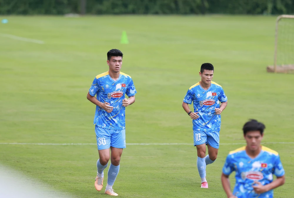Đội tuyển Việt Nam bất ngờ tụt hạng trên BXH FIFA  - Ảnh 1.