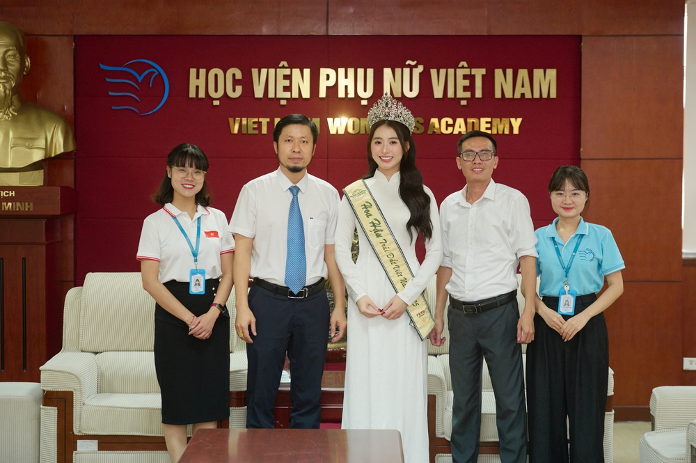 Hoa hậu Trái Đất Việt Nam 2025 Trâm Anh tri ân thầy cô dịp tựu trường - Ảnh 3.