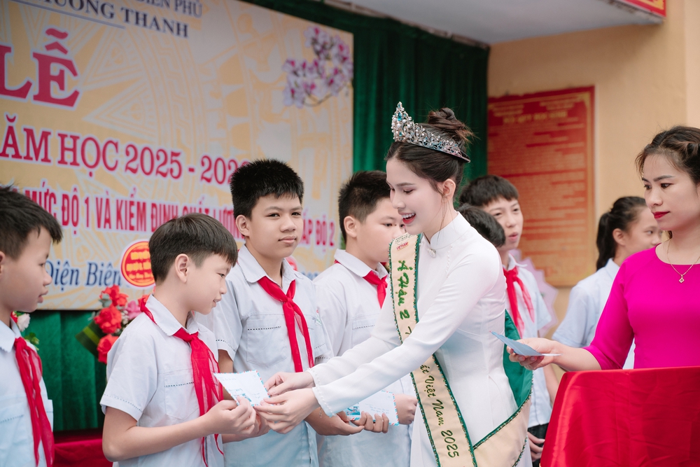 Á hậu Linh Đan về thăm trường cũ, trao quà cho đàn em ngày khai giảng - Ảnh 3.