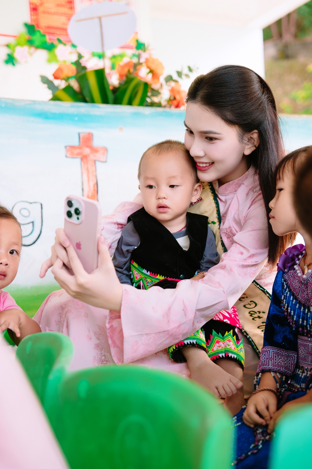 Á hậu Linh Đan về thăm trường cũ, trao quà cho đàn em ngày khai giảng - Ảnh 5.