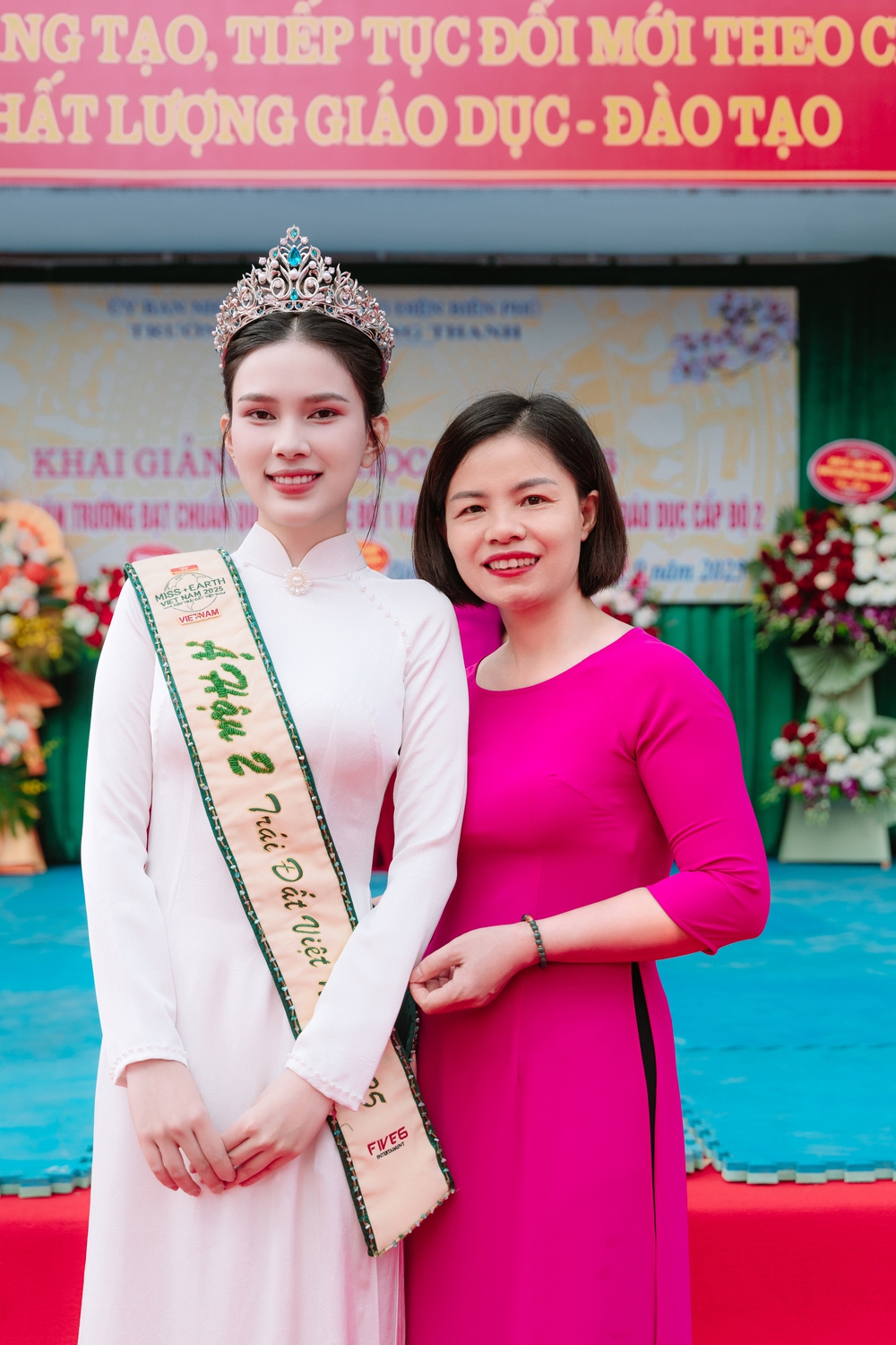 Á hậu Linh Đan về thăm trường cũ, trao quà cho đàn em ngày khai giảng - Ảnh 2.