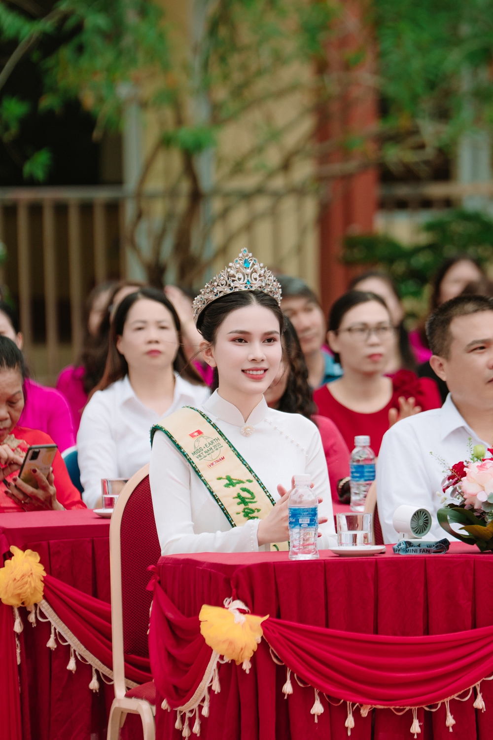 Á hậu Linh Đan về thăm trường cũ, trao quà cho đàn em ngày khai giảng - Ảnh 4.