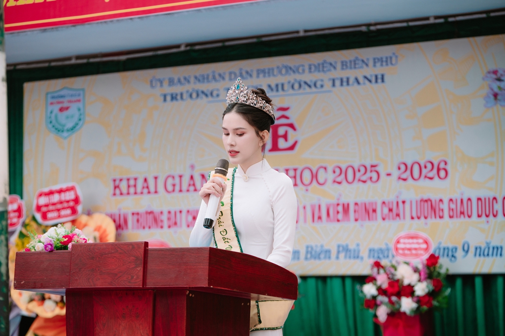 Á hậu Linh Đan về thăm trường cũ, trao quà cho đàn em ngày khai giảng - Ảnh 1.