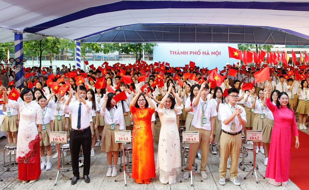 Khai giảng năm học 2025-2026: Ngày hội lớn của gần 2,3 triệu học sinh Hà Nội - Ảnh 1.