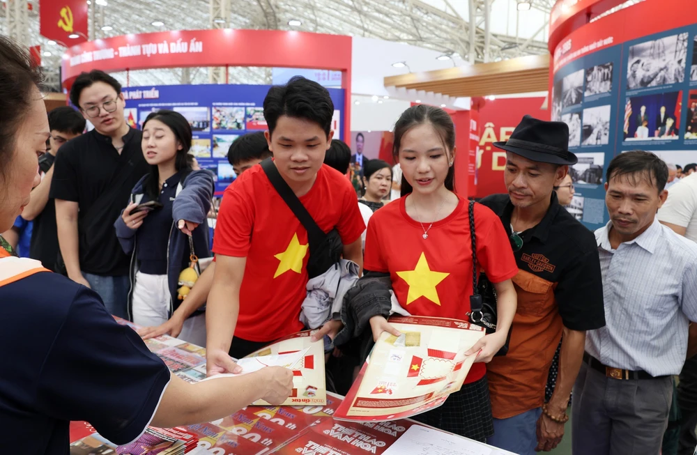 Đông đảo nhân dân tiếp tục đến tham quan Triển lãm quốc gia - Ảnh 6.