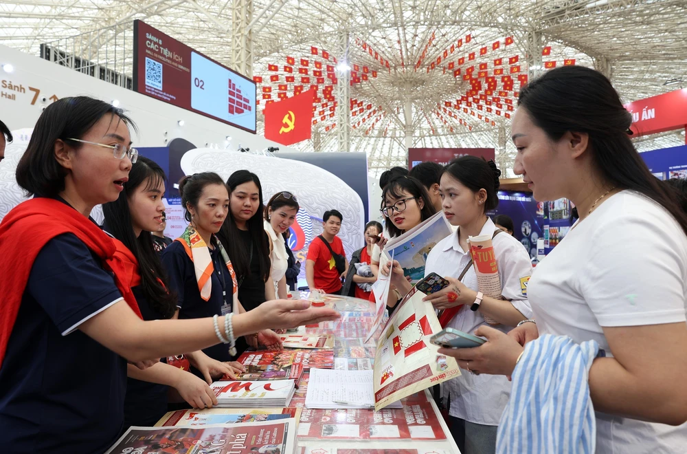 Đông đảo nhân dân tiếp tục đến tham quan Triển lãm quốc gia - Ảnh 7.